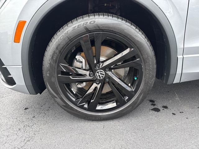 2023 Volkswagen Tiguan SE R-Line Black
