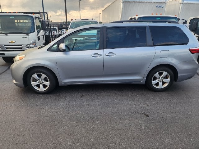 2017 Toyota Sienna LE Auto Access Seat